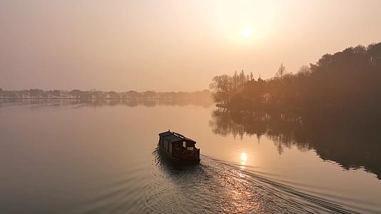 唯美杭州风景航拍西湖小船日出视频的预览图