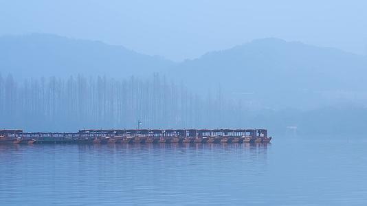 杭州风景古风西湖雾天山水水鸟视频的预览图