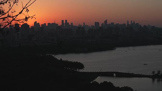 杭州风景西湖断桥日出城市视频的预览图