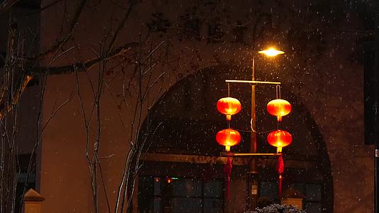 唯美杭州下雪天夜景路灯灯笼视频的预览图