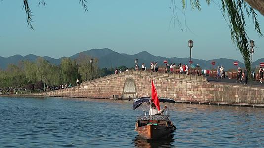 杭州风景西湖断桥小船视频的预览图