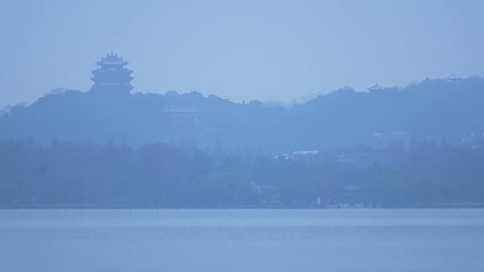 杭州西湖城隍阁小船下雨天山水视频的预览图