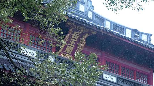 唯美杭州古风岳王庙下雪天视频的预览图