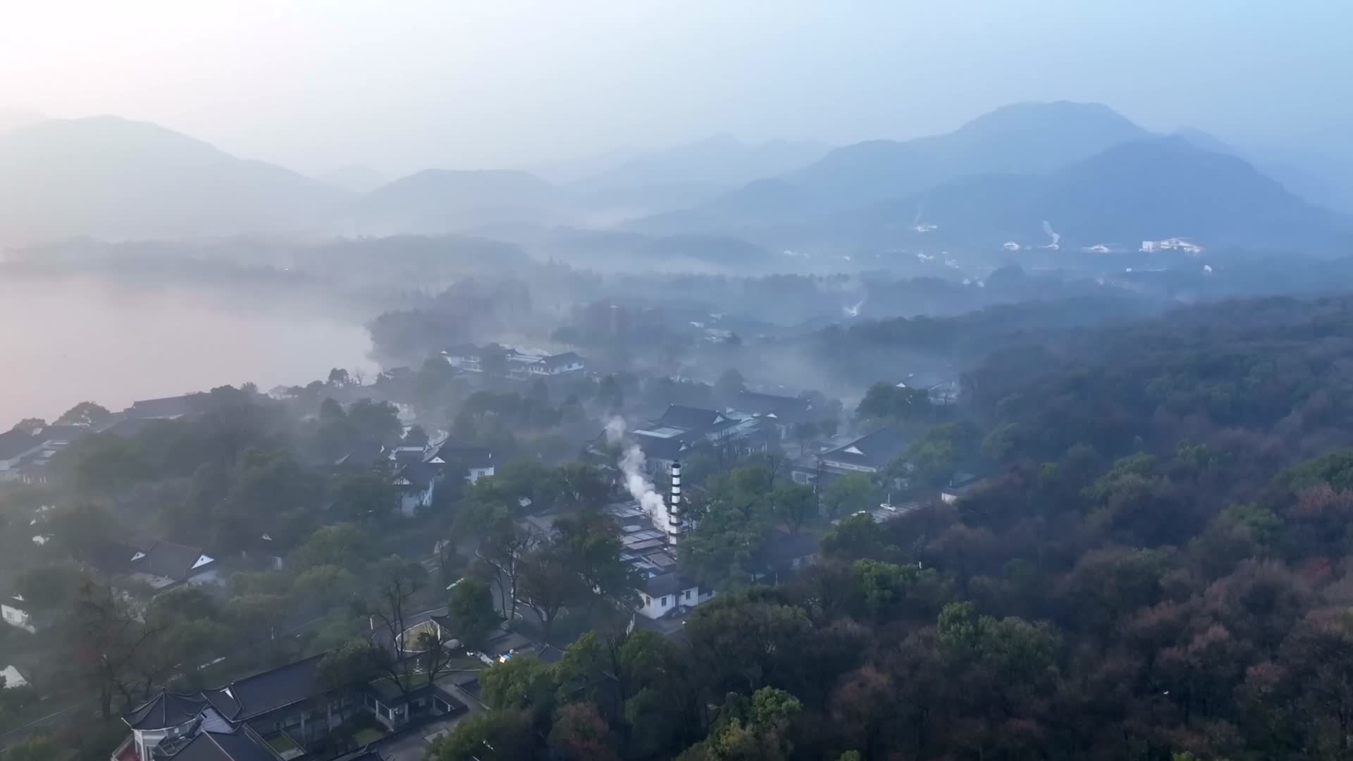 唯美杭州风景航拍西湖雾天视频的预览图