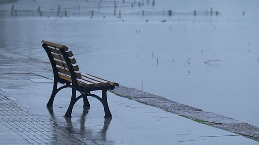 唯美杭州下雨天西湖风景椅子视频的预览图