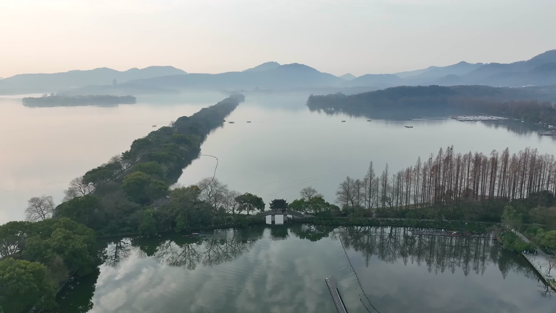 唯美航拍杭州西湖风景雾天视频的预览图