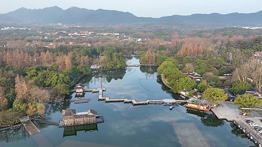 唯美航拍杭州西湖风景小桥视频的预览图