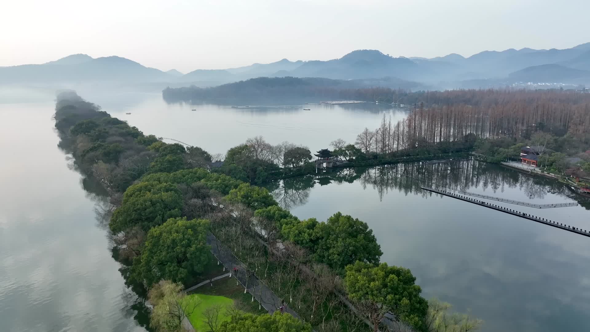 唯美杭州西湖航拍风景雾天视频的预览图