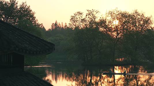 唯美杭州古风风景日出湖面亭子视频的预览图