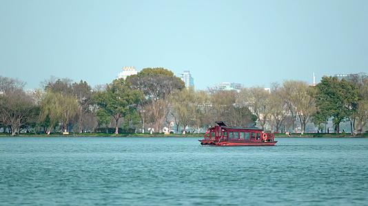 唯美杭州西湖风景小船春天视频的预览图