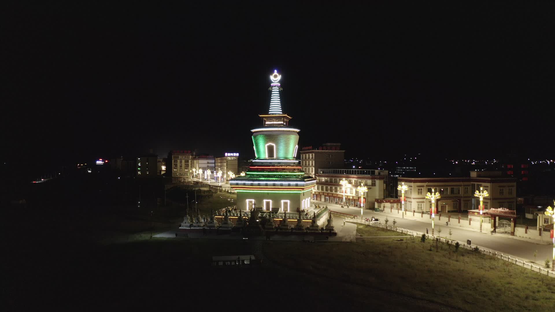 色达县城夜景视频的预览图