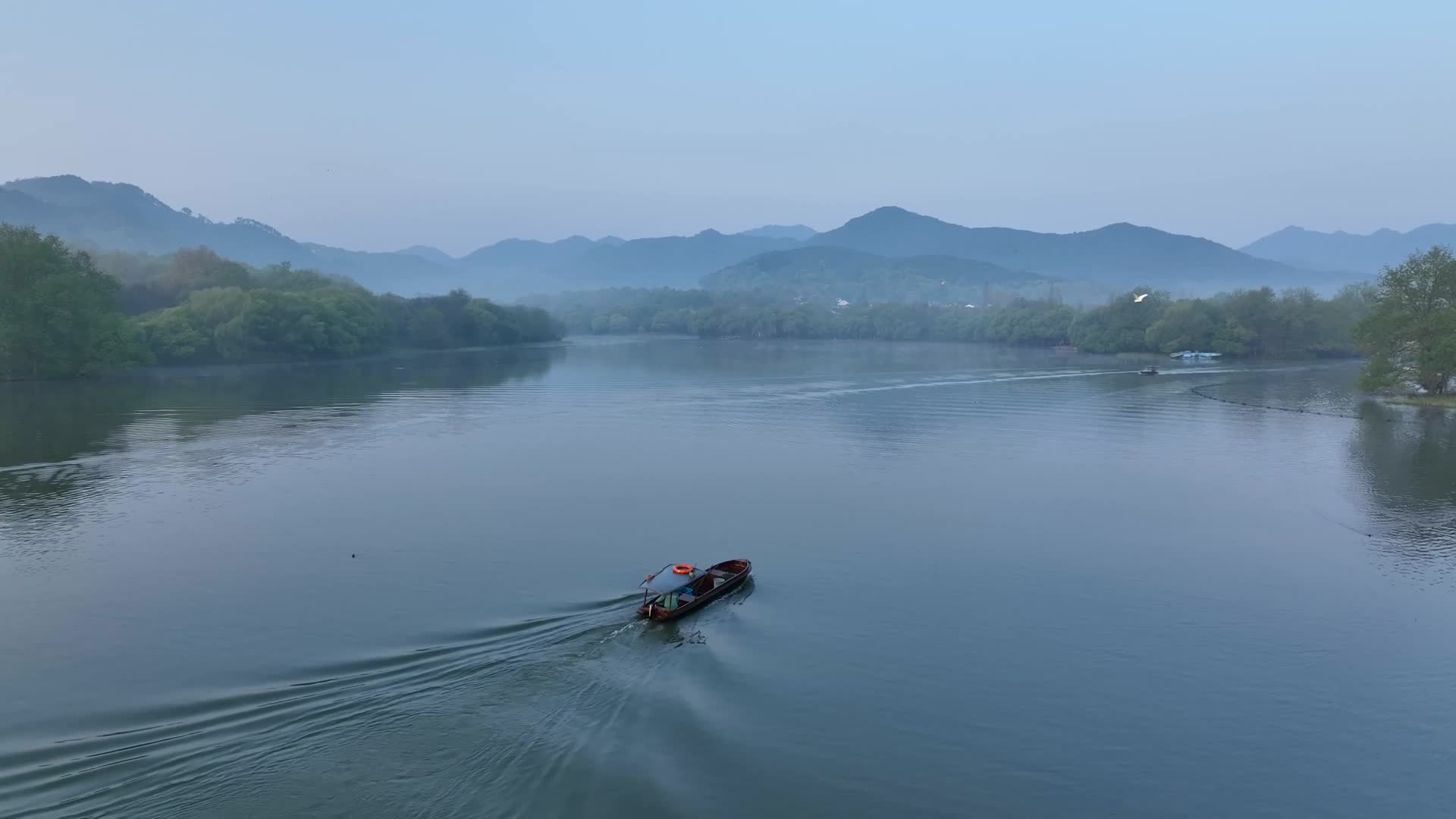 唯美航拍杭州古风西湖雾气湖面风景视频的预览图