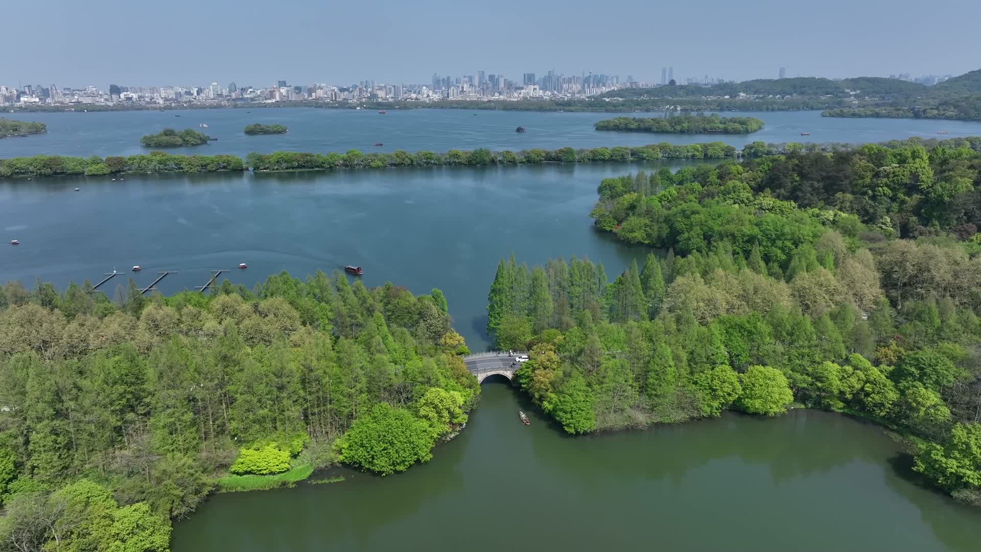 唯美航拍杭州西湖杨公堤桥城市视频的预览图