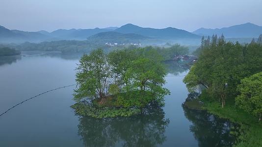 唯美航拍杭州古风西湖雾气湖面风景视频的预览图