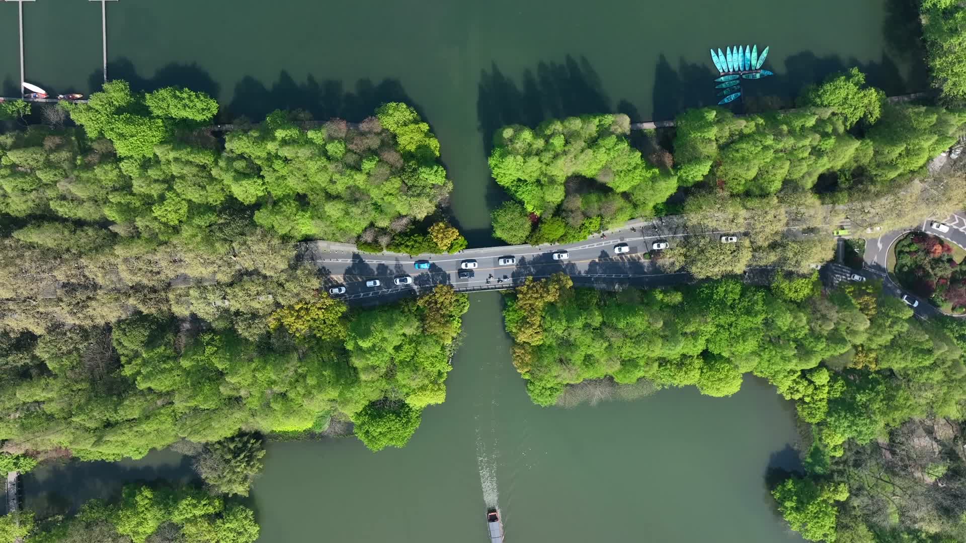 唯美航拍杭州西湖杨公堤桥视频的预览图