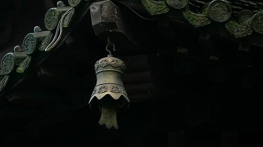 唯美杭州寺庙古建筑下雨天屋檐铃铛视频的预览图