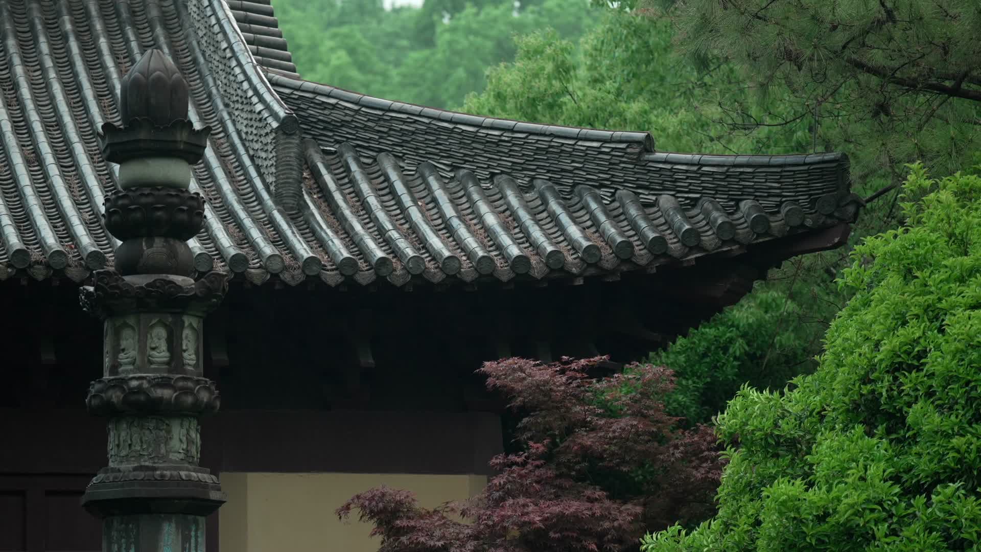 唯美杭州寺庙古建筑下雨天屋檐视频的预览图