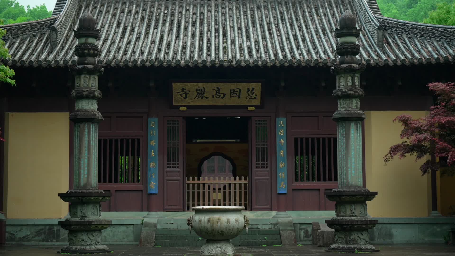 唯美杭州寺庙古建筑下雨天慧因高丽寺视频的预览图