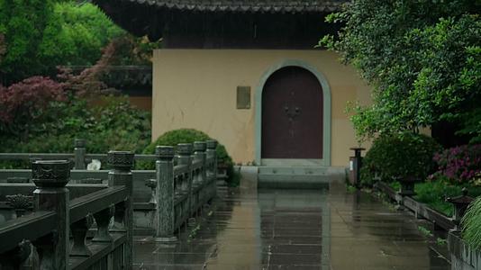 唯美杭州寺庙古建筑下雨天塔楼鸟视频的预览图