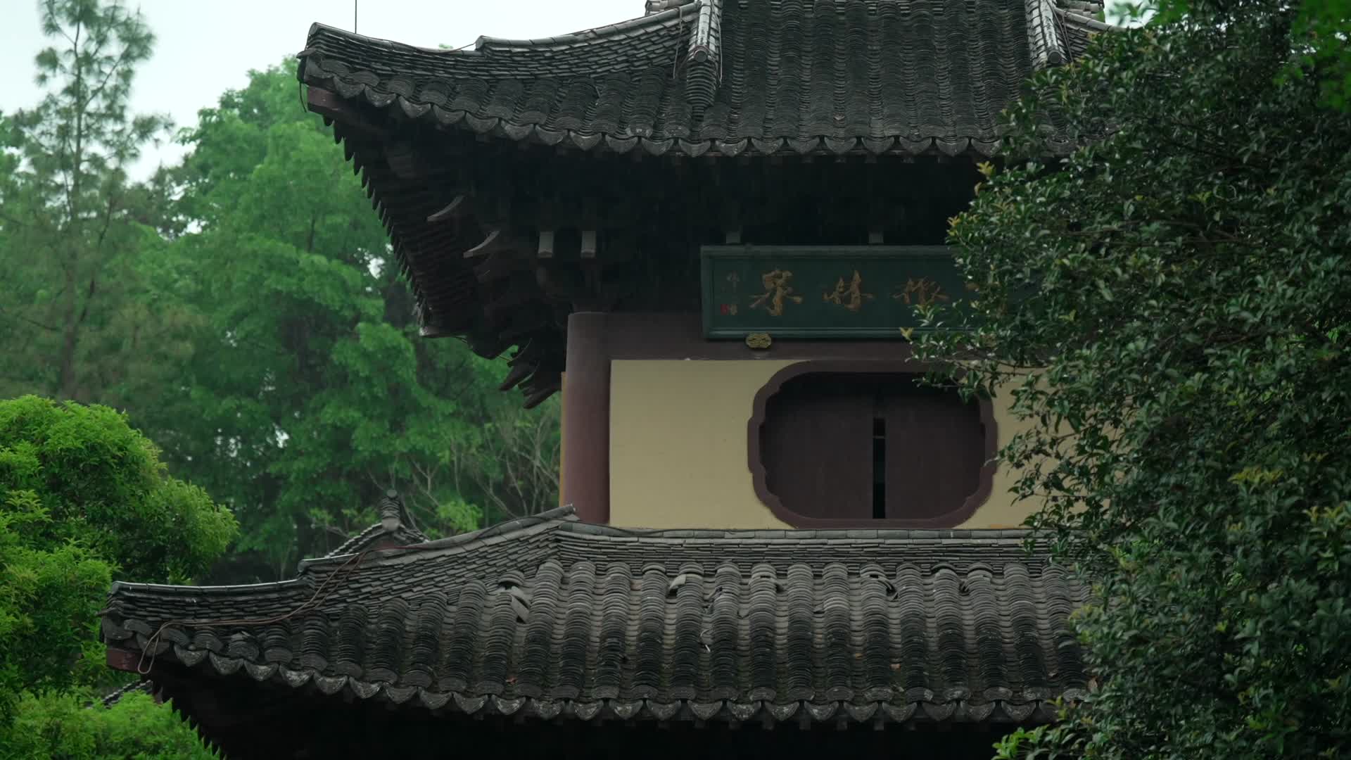 唯美杭州寺庙古建筑下雨天塔楼视频的预览图