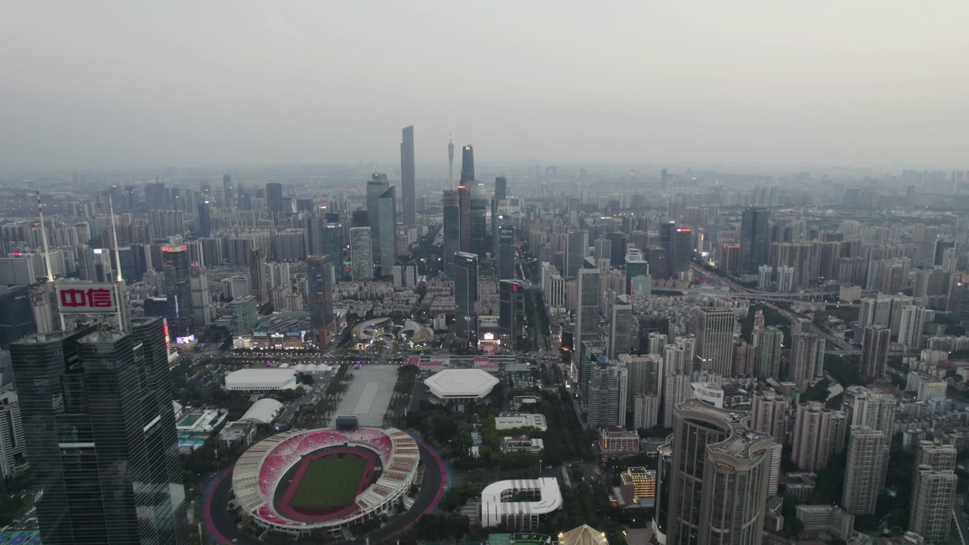 2022广州天河航拍中信广场日落黄昏朝阳视频的预览图