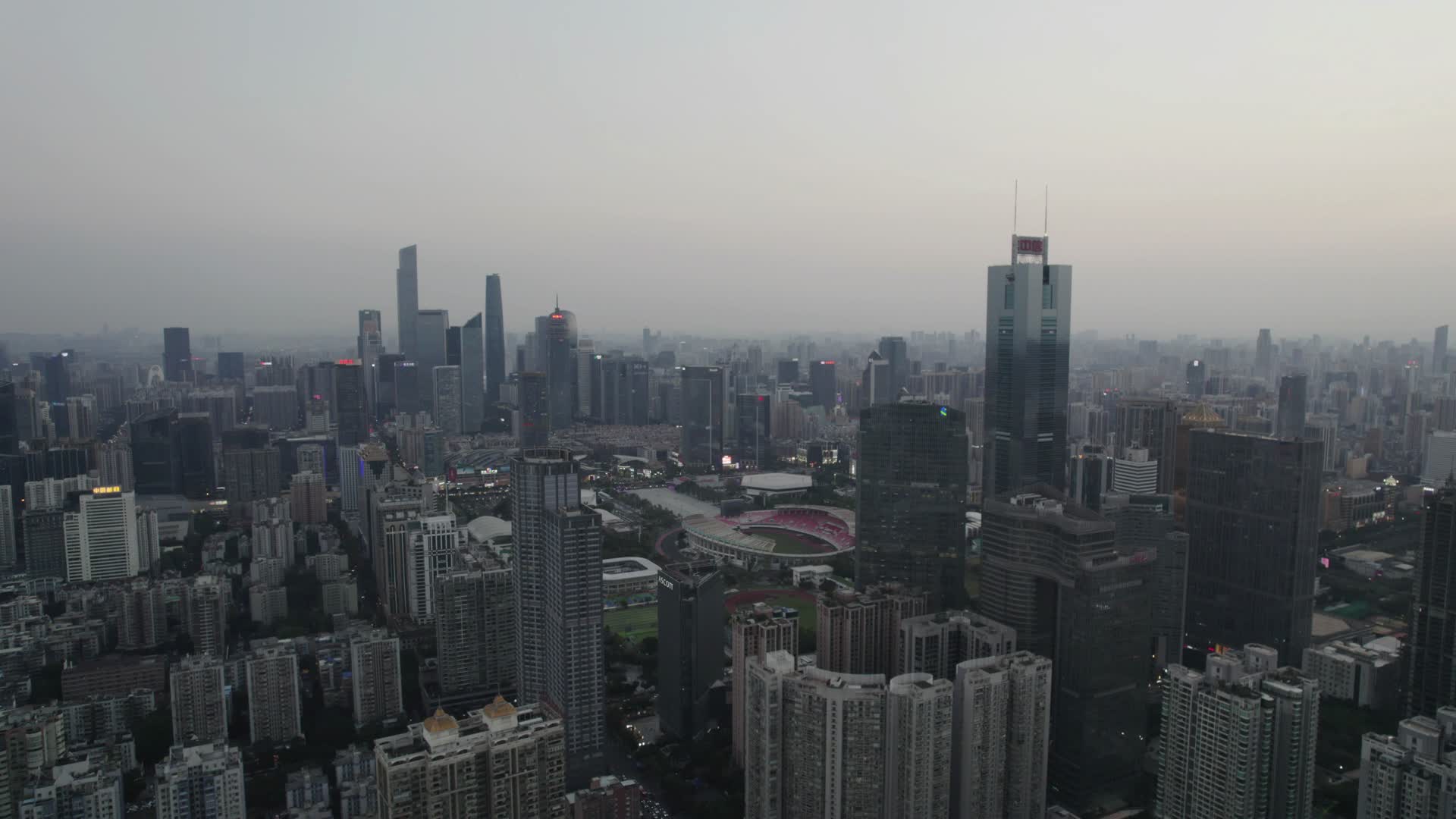 2022广州天河航拍中信广场日落黄昏朝阳视频的预览图