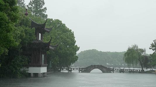 唯美杭州古建筑下雨天亭子廊桥视频的预览图