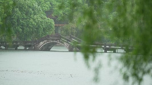 唯美杭州风景古建筑下雨天小桥杨柳视频的预览图