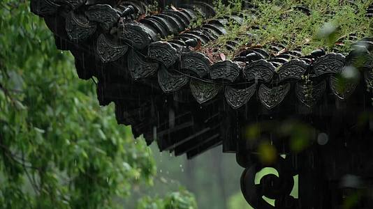 唯美杭州风景古风下雨天亭子飞檐视频的预览图