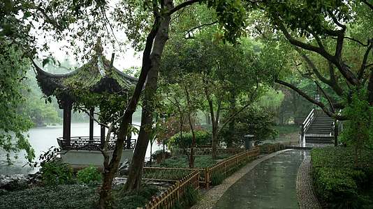 唯美杭州风景公园古建筑下雨天亭子小道视频的预览图