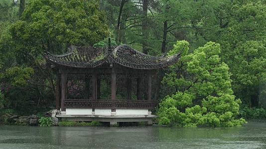 唯美杭州风景古建筑下雨天湖面亭子视频的预览图