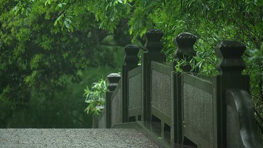 唯美杭州风景古建筑下雨天小桥视频的预览图