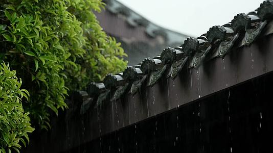唯美杭州风景古建筑下雨天屋檐视频的预览图