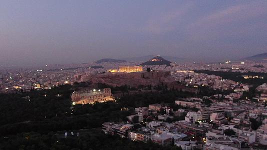 航拍希腊雅典卫城夜景帕台农神庙视频的预览图