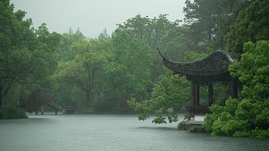 唯美杭州风景古建筑下雨天亭子视频的预览图