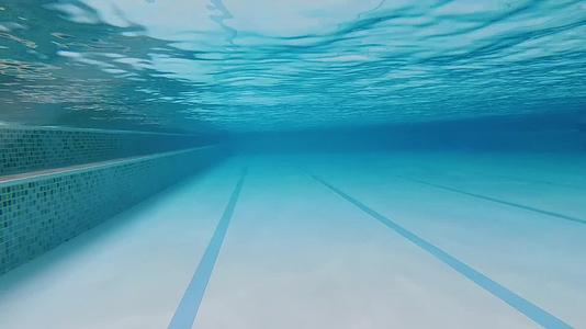 游泳水下镜头视频的预览图