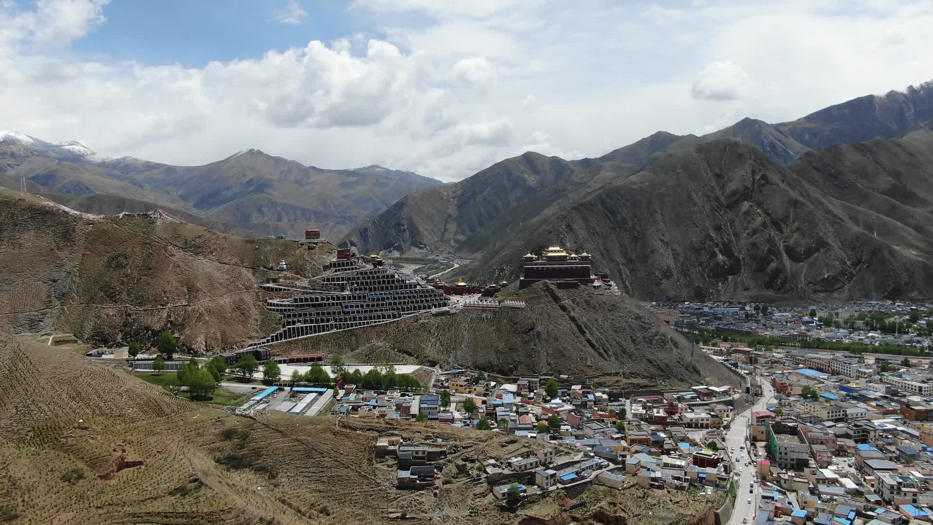 航拍青海玉树市区结古寺藏传佛教视频的预览图