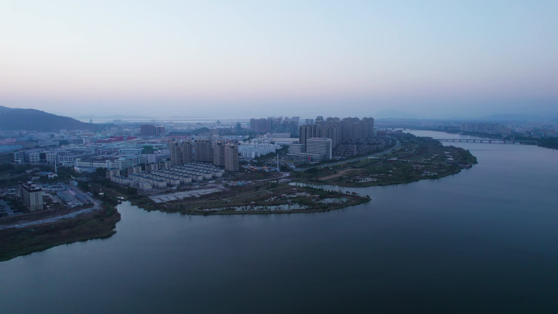 4K航拍玉环新城日暮时分视频的预览图