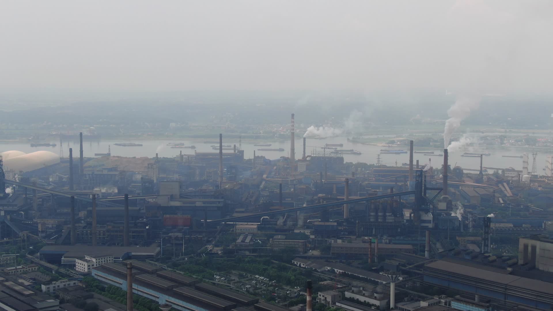航拍城市工业生产工厂烟冲污染视频的预览图