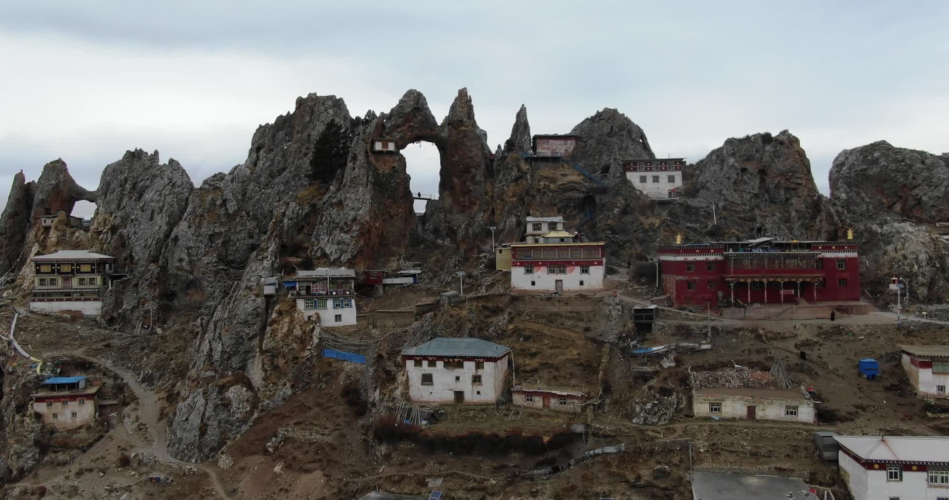 航拍西藏昌都丁青孜珠寺苯教视频的预览图