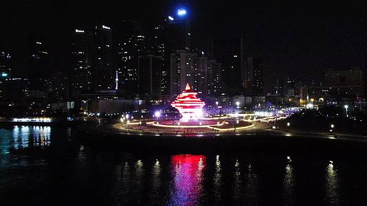 航拍青岛五月广场五月的风雕塑夜景视频的预览图