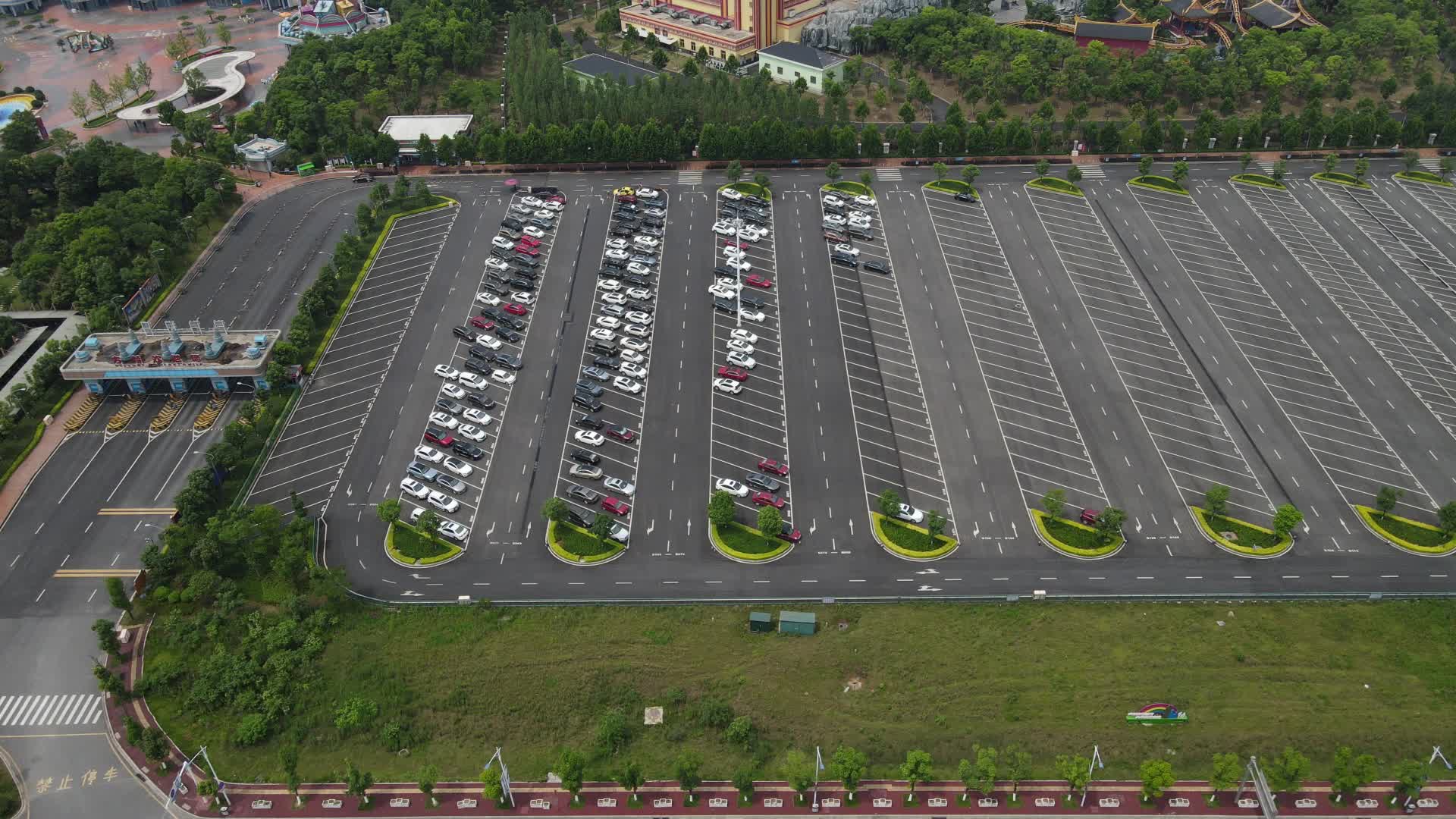 航拍城市室外停车场视频的预览图