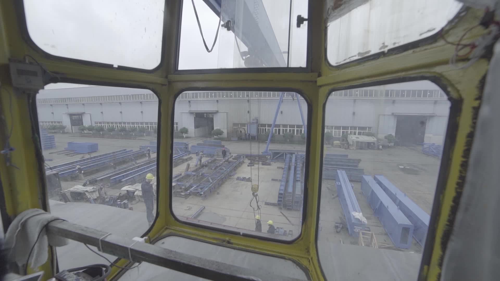 工厂工人塔吊装货视频的预览图