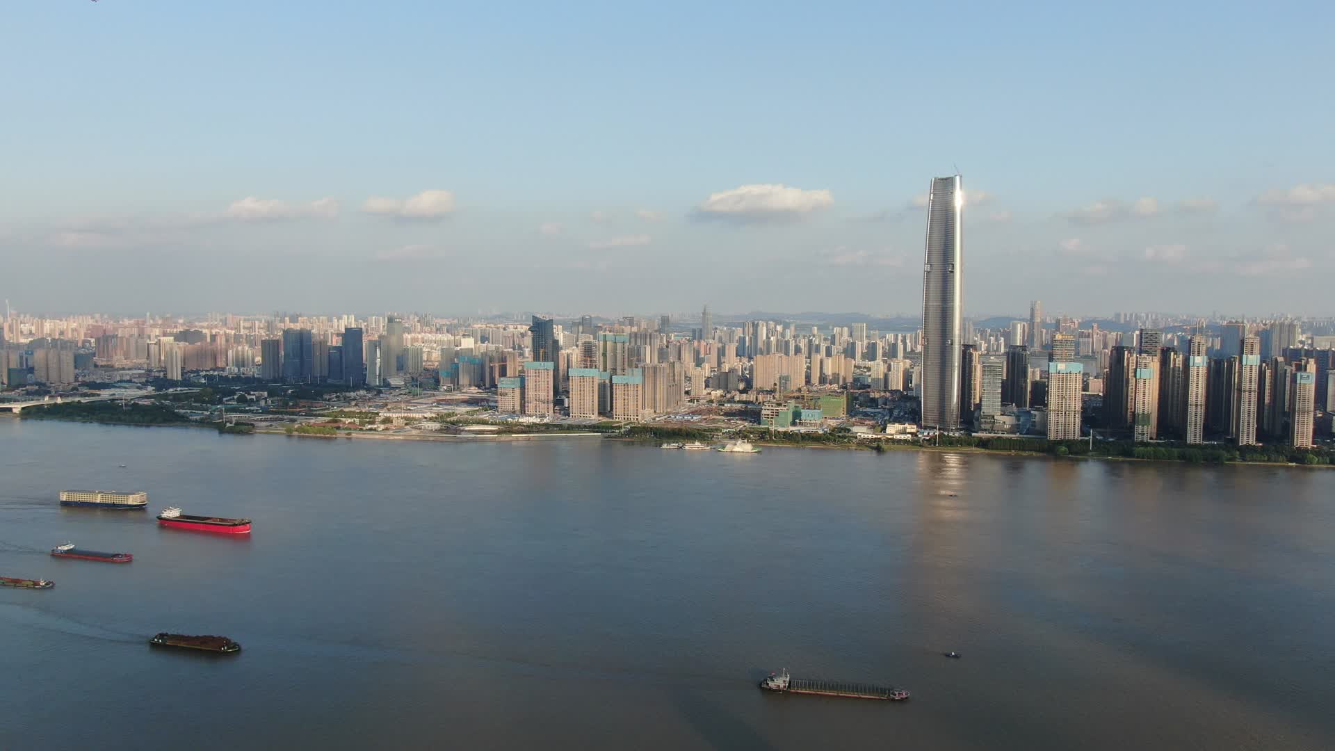 武汉绿地中心长江风光航拍视频的预览图