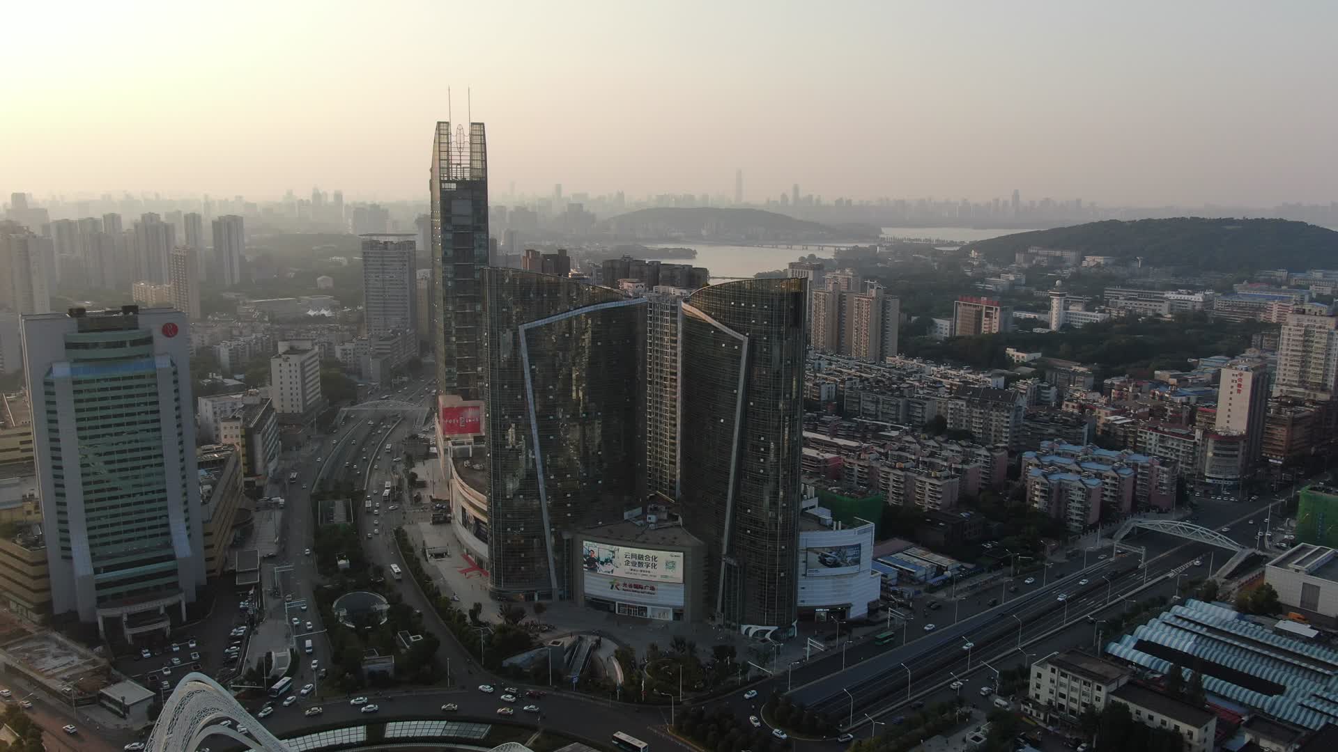 武汉光谷广场双塔建筑航拍视频的预览图