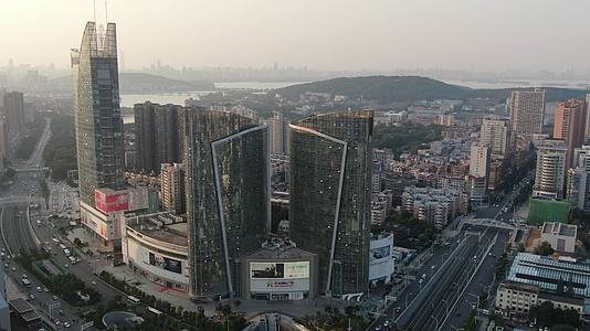 武汉光谷广场双塔建筑航拍视频的预览图