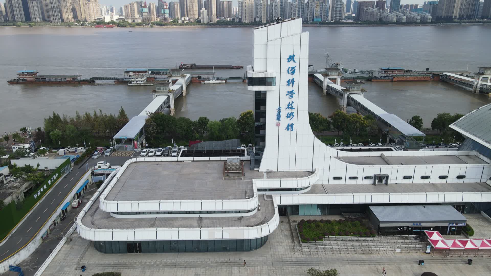 武汉科技馆地标建筑航拍视频的预览图