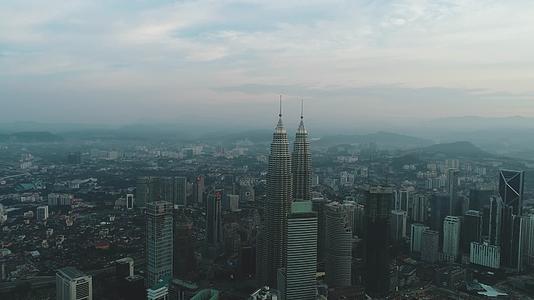 4K航拍马来西亚吉隆坡双子塔视频的预览图