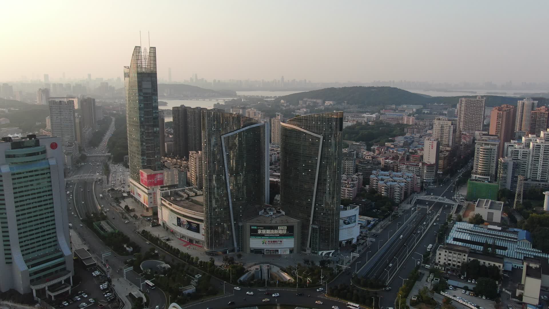 航拍武汉光谷商业广场视频的预览图