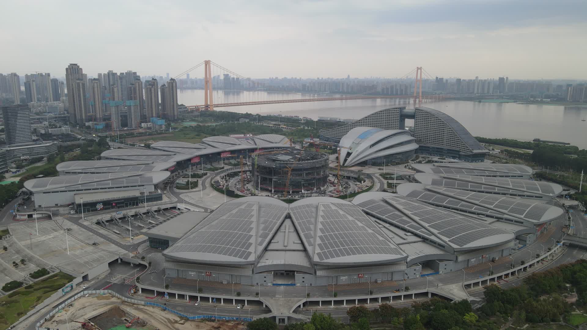 航拍武汉国际博览中心视频的预览图